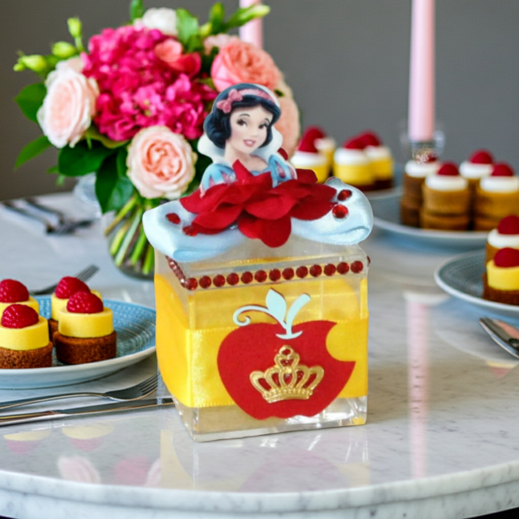 Birhday party Snow White acrylic favor box with red apple and crown decoration for princess party favors